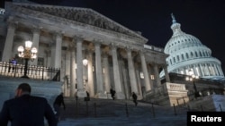 Los miembros de la Cámara de representantes de los EEUU suben las escaleras del Capitolio en Washington para votar por segunda vez para destituir al secretario de Seguridad Nacional, Alejandro Mayorkas, el 13 de febrero de 2024. 