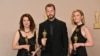 Nhà làm phim người Ukraine Mstyslav Chernov (giữa) tại Lễ trao giải Oscar lần thứ 96 ở Nhà hát Dolby ở Hollywood, California, Hoa Kỳ vào ngày 10/3/2024.