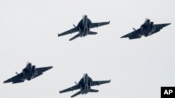 ARCHIVO - Aviones F18 y F35 de la Marina de EE. UU. sobrevuelan el Monumento a Lincoln en Washington D.C., el 4 de julio de 2019, en las celebraciones del Día de la Independencia.