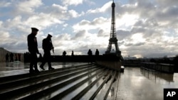 Soldados francesas vigilan Trocadero, cerca de la torre Eiffel en París.