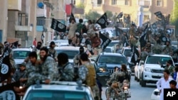 지난 2014년 6월 시리아 락까에서 ISIL이 '이슬람 국가' 수립을 선포한 후, ISIL 대원들이 행진하고 있다. (자료사진)