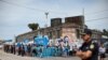 ARCHIVO - Manifestantes bloquean una calle durante una protesta contra las reformas económicas del presidente Javier Milei en Buenos Aires, Argentina, el 28 de diciembre de 2023.