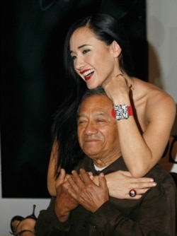 El cantante mexicano Armando Manzanero y la cantante Susana Zabaleta posan durante una conferencia de prensa en la Ciudad de México, el 13 de octubre de 2006.