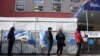 Una fila de personas espera para recibir la segunda dosis de la vacuna contra COVID-19 en un hospital de Manhattan, Nueva York, el 29 de marzo de 2021.
