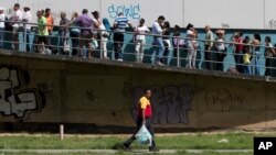 La crisis venezolana ha generado una gran escasez de productos, que obliga a los ciudadanos a pasar largas horas haciendo cola para comprar productos.