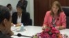 លោកស្រី រ៉ូណា ស្មីត (Rhona Smith) អ្នក​រាយការណ៍​ពិសេស​អង្គការ​សហប្រជាជាតិ​ស្ដីពី​សិទ្ធិមនុស្ស​នៅ​កម្ពុជា ជួប​ជាមួយ​ប្រធាន​គណៈកម្មាធិការ​សិទ្ធិ​មនុស្ស​កម្ពុជា​ នៅថ្ងៃ​ទី​៨ ខែ​សីហា ឆ្នាំ​២០១៧។ (កាន់ វិច្ឆិកា/VOA)