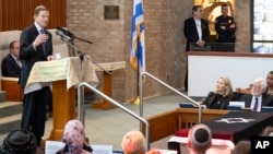 El Senador Richard Blumenthal, del Partido Demócrata por Connecticut, habla en el funeral del exsenador Joe Lieberman, en Stamford, Connecticut, el jueves 29 de marzo de 2024.