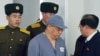북한에 억류된 한국계 미국인 케네스 배(가운데) 씨가 지난 1월 평양에 마련된 기자회견장에 수의 차임으로 나오고 있다.