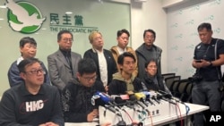香港民主黨在星期四（2月20日）晚上舉行中央委員會會議後，宣佈成立三人委員會，啓動解散該黨的程序。(美聯社照片)
