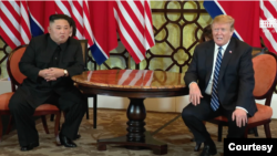 特朗普於第一任期和金正恩建立關係，圖為2019年兩人在越南河內二度會晤。 (截圖自Trump White House Archived)