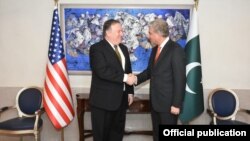 El ministro de Relaciones Exteriores de Pakistán, Qureshi da la bienvenida al secretario de Estado de EE.UU. Mike Pompe.