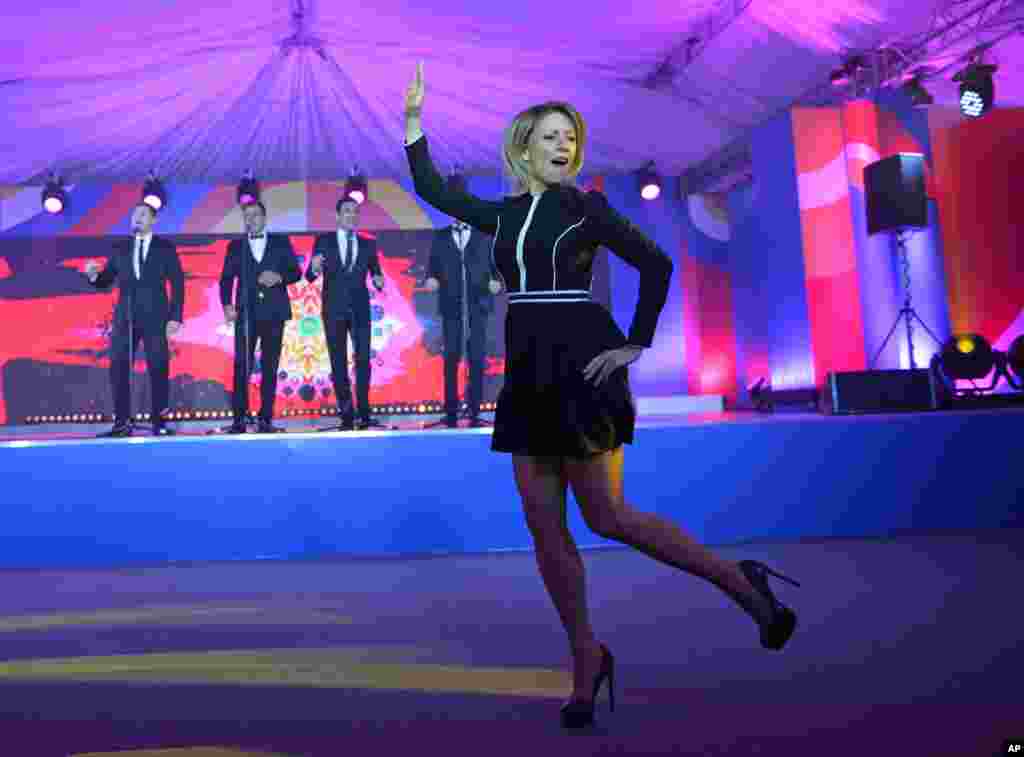 Juru bicara Kementerian Luar Negeri Rusia, Maria Zakharova menari ‘Kalinka’, tarian tradisional Rusia pada KTT ASEAN-Rusia di Sochi, Rusia.