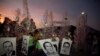 Fieles sostienen pancartas que representan a seis sacerdotes jesuitas masacrados en 1989, durante un acto para conmemorar el 19 aniversario de su muerte celebrado en San Salvador, el 15 de noviembre de 2008.