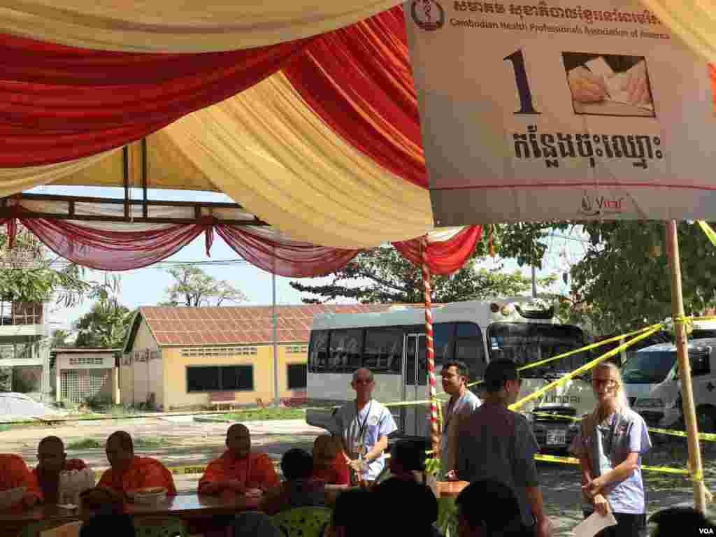 ទីកន្លែង​ទទួល​ចុះ​ឈ្មោះ​អ្នកជំងឺ​ ដើម្បី​ទទួលបាន​សេវាព្យាបាល​ពីក្រុម​គ្រូពេទ្យ​ស្ម័គ្រ​ចិត្តនៃ​សមាគម​សុខាភិបាល​ខ្មែរ​នៅ​អាមេរិក​ នៅ​មន្ទីរពេទ្យ​បង្អែក​ខេត្តកំពង់​ស្ពឺ។ (ហ៊ុល រស្មី/VOA)​​