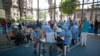 Trabajadores de la salud colocan dosis de la vacuna Sputnik V COVID-19 en el barrio 23 de Enero en Caracas, Venezuela, el 9 de junio de 2021.