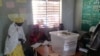 Des Sénégalais attentent pour aller voter dans le département de Pikine, au Sénégal, le 30 juillet 2017. (VOA/Centre de vote de Keur Massar)