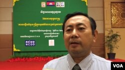 លោក ខោល យុទ្ធលី អនុប្រធាន​អង្គភាព​វិភាគ និង​អភិវឌ្ឍន៍​គោល​នយោបាយនៃ​ គ.ជ.អ.ប និយាយ​ជាមួយ​អ្នកសារព័ត៌មាន​ក្នុង​សិក្ខាសាលា​ផ្សព្វផ្សាយ​ផែនការ​យុទ្ធសាស្រ្ត​ស្តីពី​ការបង្កើន​ចំនួន​ស្រ្តី​ក្នុង​មុខ​តំណែង​គ្រប់គ្រង​នៅ​រដ្ឋបាល​ថ្នាក់​ក្រោម​ជាតិ នា​ថ្ងៃទី២០ ខែកក្កដា ឆ្នាំ​២០១៧។ (កាន់ វិច្ឆិកា/​VOA)