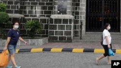 Wasu 'yan kasar Philippines sanye da makarin baki a yau Lahadi domin kare kansu daga cutar Coronavirus, Fabrairu. 2, 2020. 