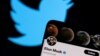 FOTO DE ARCHIVO: La cuenta de Twitter de Elon Musk se ve en un teléfono inteligente frente al logotipo de Twitter en esta ilustración tomada el 15 de abril de 2022. REUTERS/Dado Ruvic 