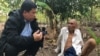 កម្រងរូបភាព VOA​៖ «អតីត​មន្ត្រី​ខ្មែរក្រហម​ដែល​រួច​ពីក្តីក្តាំ និង​បន្តនៅ​ជាប់​បទប្រកាន់​នៅ​សាលាក្តី​ខ្មែរ​ក្រហម​»
រូបថត​មុខ៖ លោក​សុខ ខេមរា VOA កំពុង​សម្ភាស​លោក​អោ អាន​ដែល​រឿង​ក្តី​របស់​លោក​កំពុងជាប់​គាំង​នៅសាលាក្តីខ្មែរ​ក្រហម​។ (ហ៊ុល រស្មី​/VOA)
