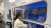 Una enfermera en un laboratorio donde se produce la vacuna de Pfizer contra la COVID-19.