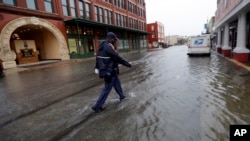 La lluvia a causa de la depresión tropical Imelda ha inundado las calles en Galveston, Texas, el miércoles, 18 de septiembre, de 2019.(AP Photo/David J. Phillip)