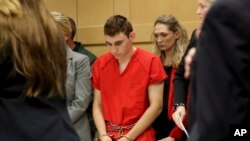Nikolas Cruz, de 19 años, está acusado de matar a 17 personas y herir a muchas otras en el tiroteo del miércoles en la escuela secundaria en Florida.