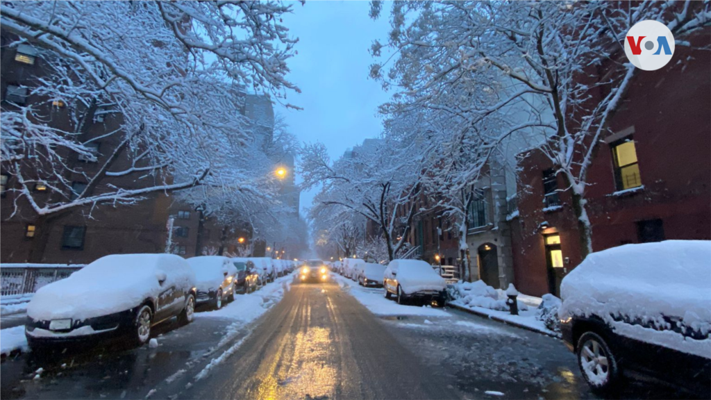 Una tormenta cubrió partes del sur de Estados Unidos con nieve, lluvia helada y aguanieve el viernes 7 de enero de 2022.