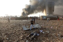 El cadáver de un hombre se ve en el lugar de una explosión en Beirut, Líbano, el 4 de agosto de 2020.