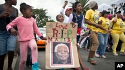Cantos y bailes en una calle de Soweto donde vivió por algun tiempo el fallecido Nelson Mandela.