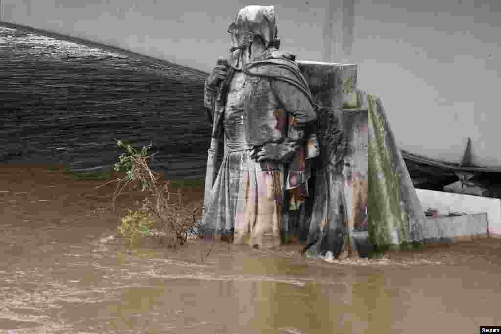 Patung Zouave di Pont de l&#39;Alma tergenang banjir akibat meluapnya sungai Seine di Paris, Perancis.