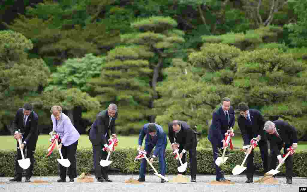 Para pemimpin G7 menanam pohon di kuil Ise-Jingu di kota Ise, Mie pada hari pertama acara KTT G7 di Jepang.
