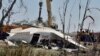 Destroços de um avião que se despenhou, matando pessoas quando se dirigia para a capital Juba, no aeroporto do campo petrolífero de Unity, Estado de Unity, Sudão do Sul, 29 de janeiro de 2025. 
