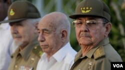 A la derecha en la foto el presidente de Cuba, Raúl Castro, cuyo gobierno consideró a las medidas adoptadas por Estados Unidos, como insuficientes.