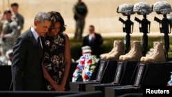 El presidente Barack Obama y su esposa Michelle, rinden homenaje a oficiales víctimas de un tiroteo en Fort Hood, tal y como lo hicieron en otro incidente similar en 2009.