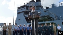 El presidente Barack Obama habla con los reporteros luego de recorrer la fragata filipina Gregorio del Pilar en Manila, Filipinas.