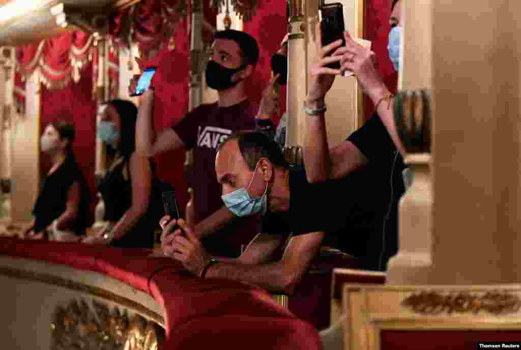 La ópera italiana La Scala reabre al público por primera vez desde el brote de la enfermedad del coronavirus (COVID-19), en Milán.