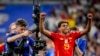 El español Lamine Yamal tras el partido de semifinales entre España y Francia en el torneo de fútbol Eurocopa 2024 en Múnich, Alemania, el martes 9 de julio de 2024.