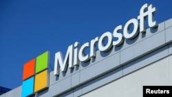 ARCHIVO- Logo de Microsoft en el Teatro Microsoft de Los Angeles, California, 13/6/17. REUTERS/ Mike Blake.