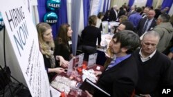 Los especialistas atribuyen esta buena señal a la creación de empleos temporales por las fiestas navideñas.