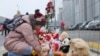 Một em nhỏ đặt một món đồ chơi ở hàng rào cạnh nhà hát Crocus City Hall, ở rìa phía tây của Moscow, Nga, hôm Thứ Bảy, ngày 23 tháng 3 năm 2024, để tưởng nhớ các nạn nhân vụ xả súng hôm thứ Sáu mà nhóm Nhà nước Hồi giáo đã nhận trách nhiệm.