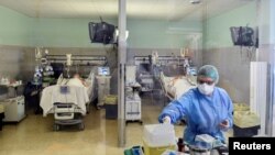 Wani ma'aikacin lafiya yana kulawa da wani mai tutar coronavirus a Italya, asaya daga cicin kasashen da Najeriya ta hana su shiga kasar