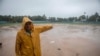 Un hombre señala daños en el estadio de béisbol de Bilwi, mientras el huracán Eta toca tierra en esa ciudad de Puerto Cabezas, Nicaragua, el 3 de noviembre de 2020.