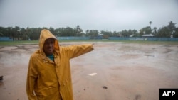 Un hombre señala daños en el estadio de béisbol de Bilwi, mientras el huracán Eta toca tierra en esa ciudad de Puerto Cabezas, Nicaragua, el 3 de noviembre de 2020.