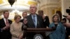 Jefe republicano del Senado EEUU dice pedido de fondos de Biden no será aprobado sin "solución fronteriza"
