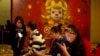 2015年2月2日一名中国女性在北京参加新闻发布会期间使用手机浏览信息 (资料图片)