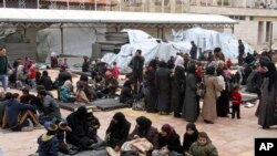 Familias sirias desplazadas por la guerra se refugian en una escuela en las afueras de Damasco.