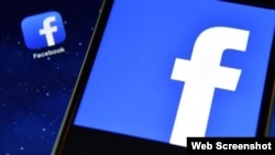 Facebook repuso los mensajes y pidió disculpas, dijo la portavoz de la empresa.