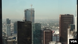 Una foto del centro de Los Ángeles con la torre Oceanwide Plaza en el fondo.
