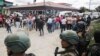 La policía resguarda la entrada de la cárcel de mujeres de Tamara, a las afueras de Tegucigalpa, Honduras, el martes 20 de junio de 2023.